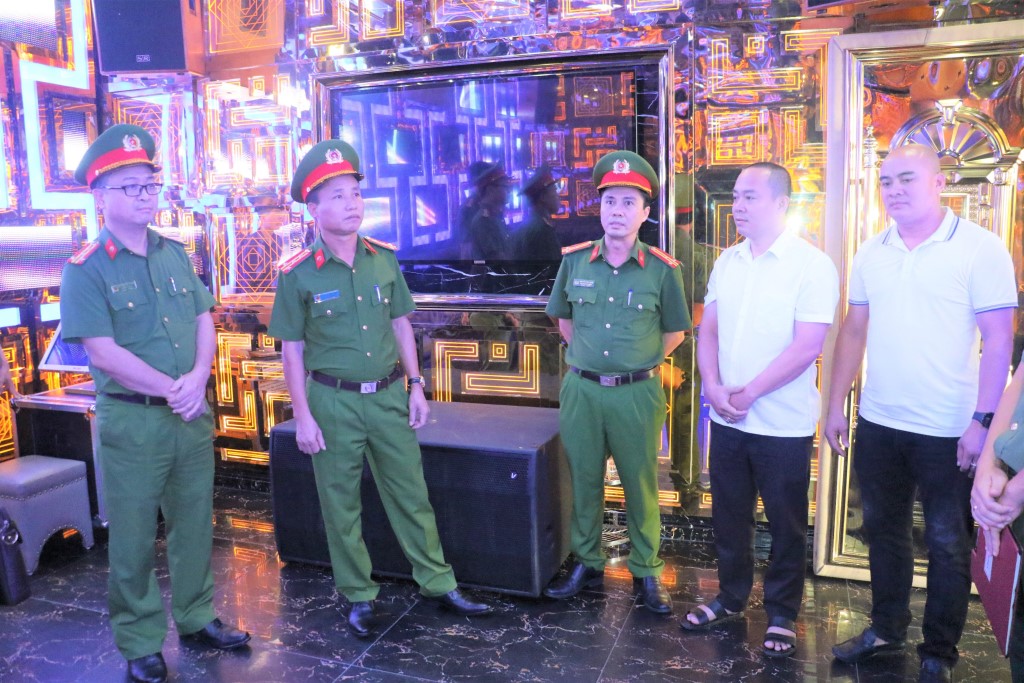 Đồng chí Đại tá Nguyễn Duy Thanh, Phó Giám đốc Công an tỉnh và đoàn công tác kiểm tra tại phòng hát Karaoke Đại Huệ