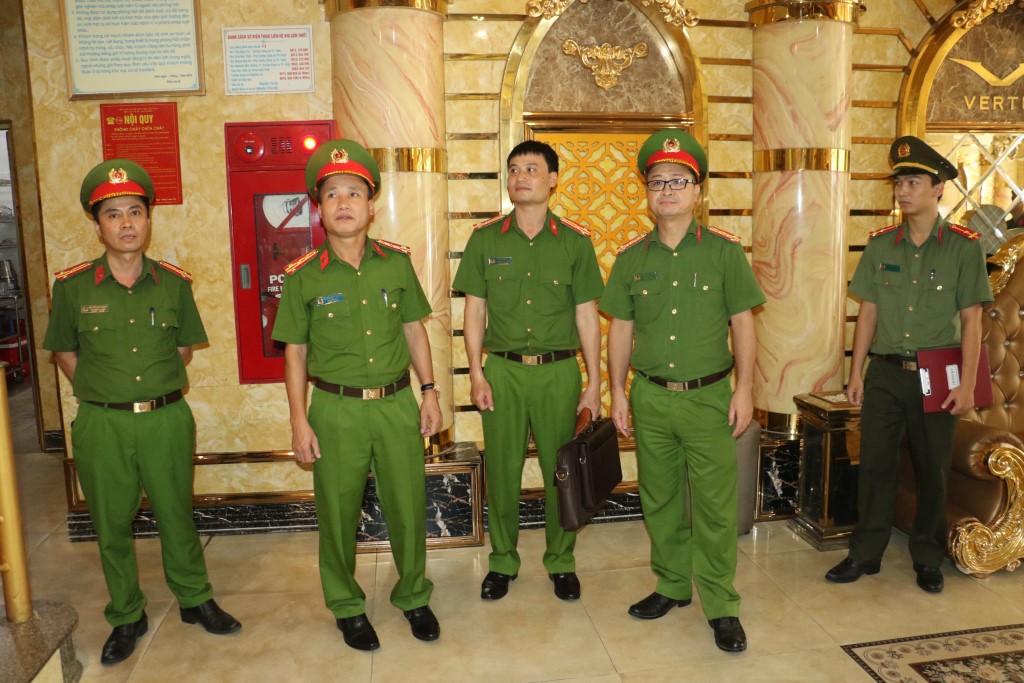 Đồng chí Đại tá Nguyễn Duy Thanh, Phó Giám đốc Công an tỉnh kiểm tra tại Karaoke Vertu