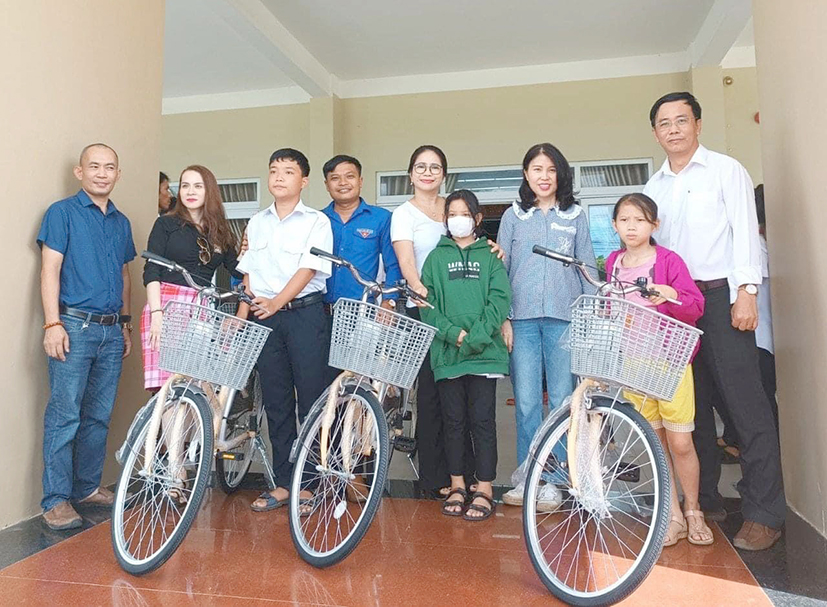Hội Thiện nguyện Nhân Ái huyện Xuyên Mộc tặng xe đạp cho học sinh nghèo trên địa bàn huyện.