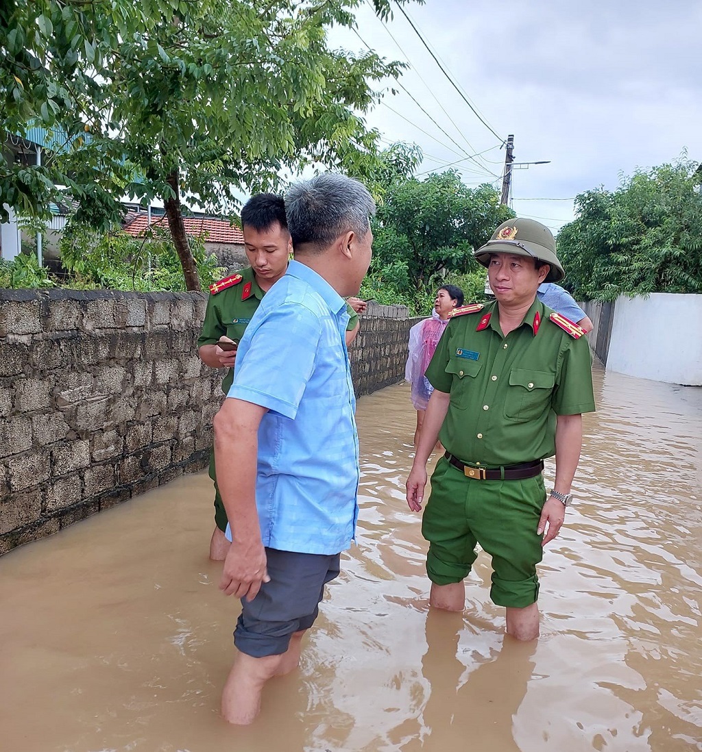Lãnh đạo Công an thị xã Hoàng Mai trực tiếp kiểm tra, chỉ đạo lực lượng Công an thị xã giúp đỡ Nhân dân khắc phục hậu quả mưa lũ