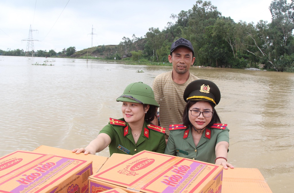 Không quản ngại khó khăn, cán bộ, chiến sĩ đã vượt dòng nước lũ để đến với Nhân dân 