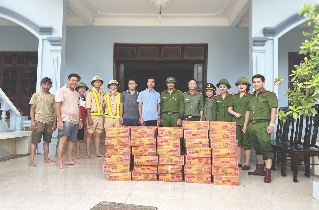 Cán bộ, chiến sĩ Công an huyện Hưng Nguyên chia sẻ khó khăn với bà con vùng lũ tại Nhà thờ Giáo xứ Trang Nứa