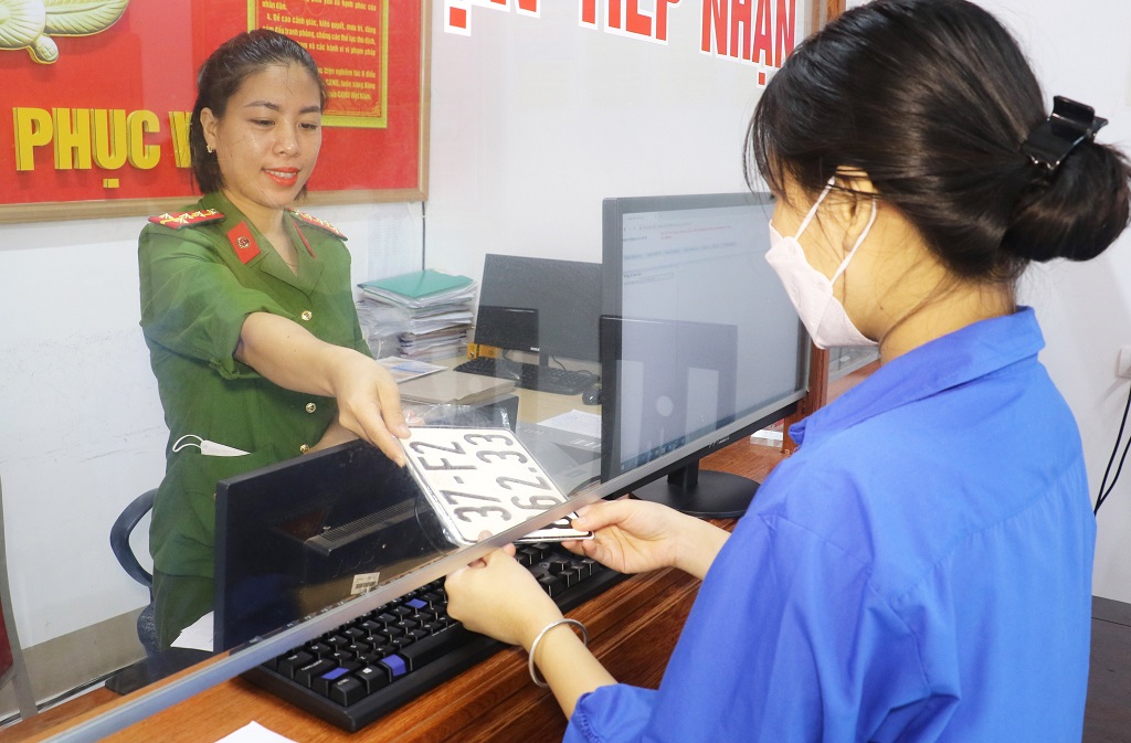 Người dân được nhận biển tại trụ sở Công an xã