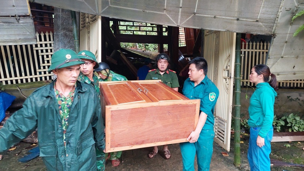 Một số nhà dân bị sập tại xã Hạnh Dịch, huyện Quế Phong được các lực lượng Công an, Quân đội, Biên phòng đến hỗ trợ, di dời