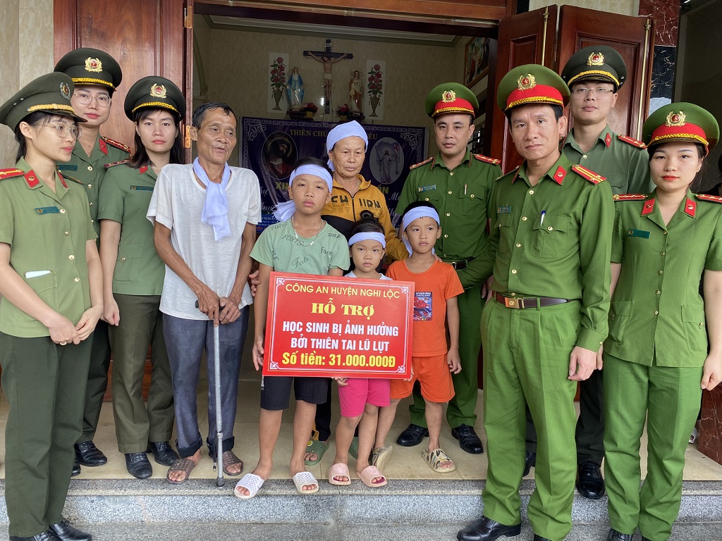 Công an huyện Nghi Lộc thăm hỏi, động viên và hỗ trợ 03 cháu 