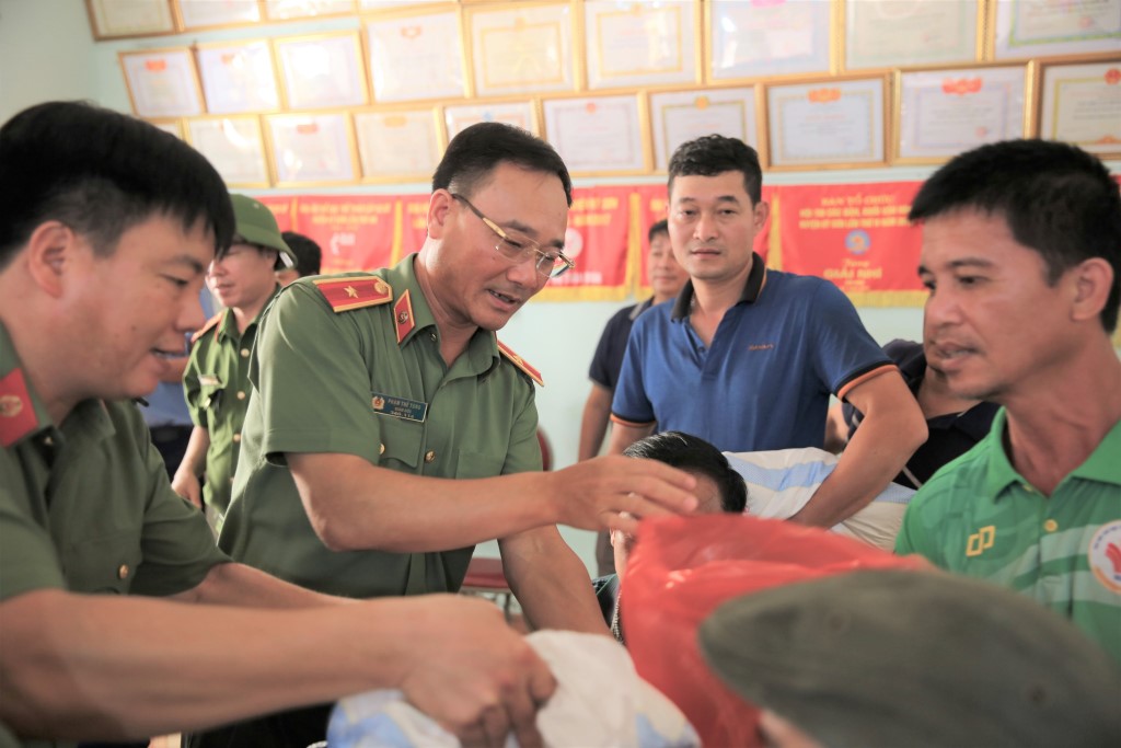 Trao quà cho người dân thị trấn Mường Xén