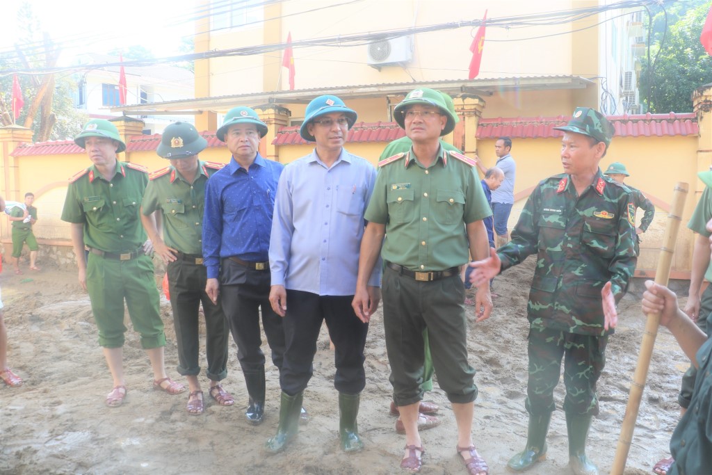 Đồng chí Thiếu tướng Phạm Thế Tùng chỉ đạo các lực lượng hỗ trợ người dân khắc phục hậu quả mưa lũ