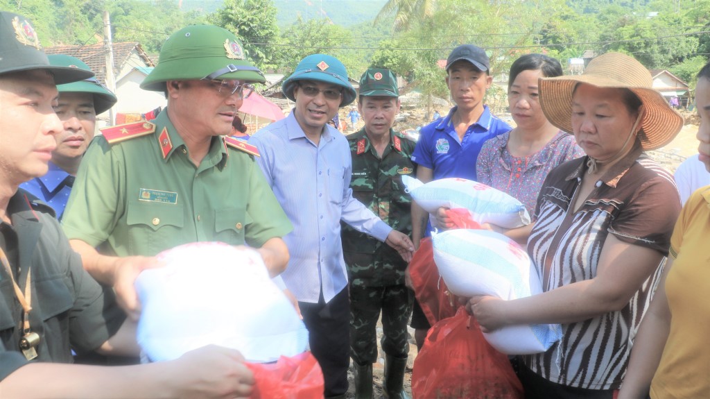 Trao tận tay từng suất quà cho người dân