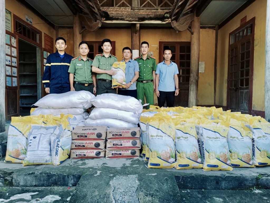 Trao quà hỗ trợ người dân xã Chiêu Lưu