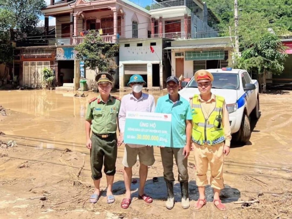 Trao quà hỗ trợ người dân thị trấn Mường Xén