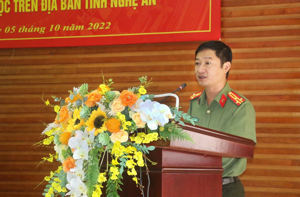 Đồng chí Thượng tá Trần Ngọc Tuấn, Phó Giám đốc Công an tỉnh trình bày báo cáo tóm tắt tình hình, kết quả công tác đảm bảo an ninh, trật tự gắn với phát triển kinh tế - xã hội tại khu vực biên giới đất liền, vùng miền núi, dân tộc trên địa bàn