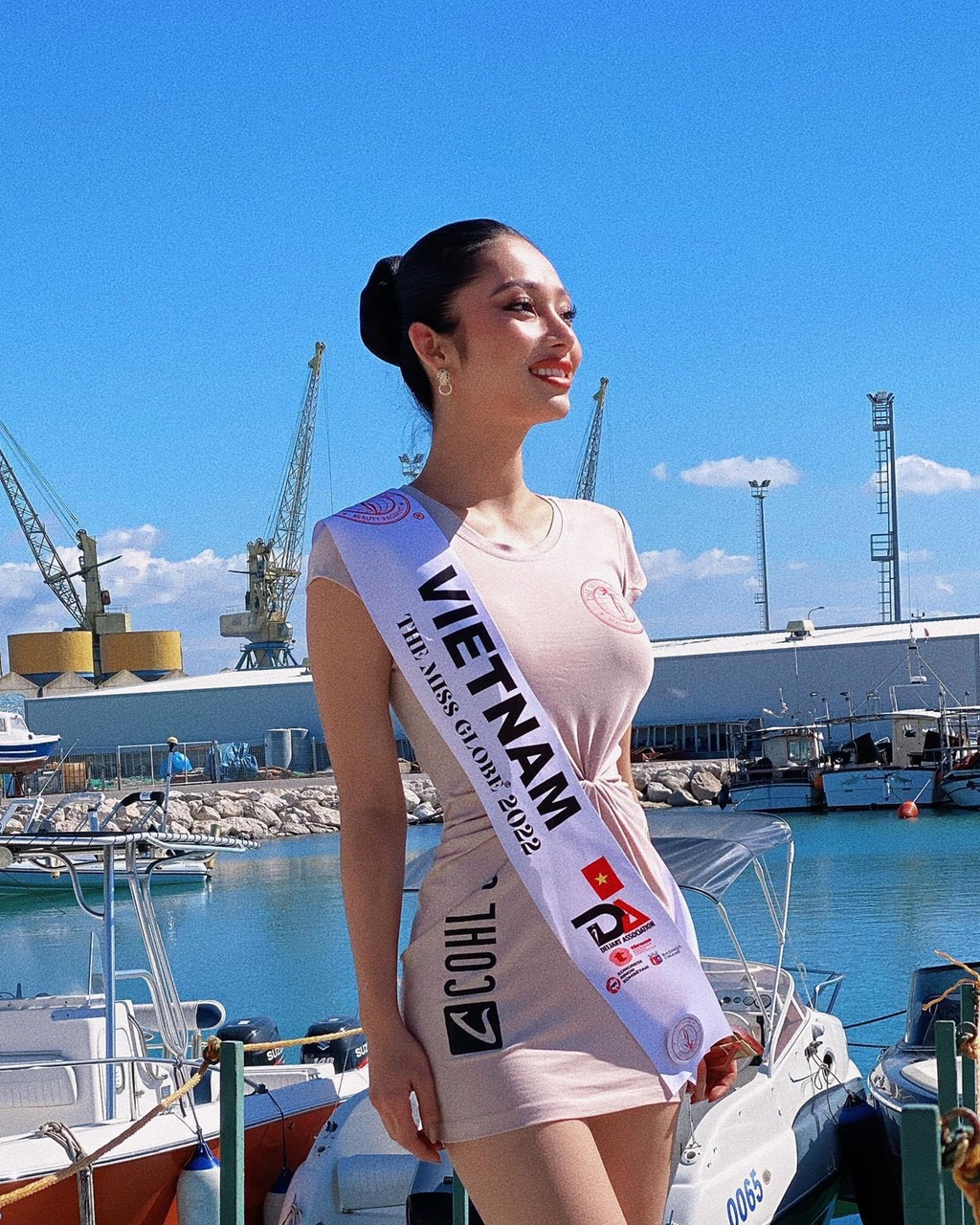 Lâm Thu Hồng rạng rỡ diện đồng phục của thí sinh The Miss Globe 2022. Ảnh: NVCC.