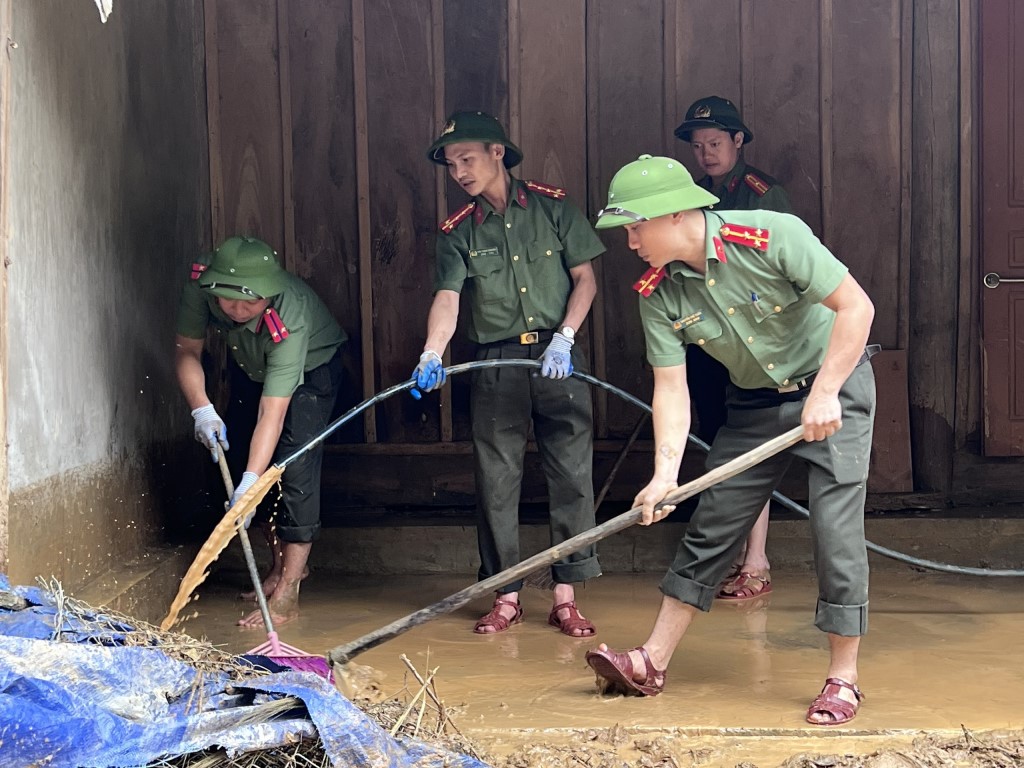 Với tinh thần khẩn trương, làm đến đâu sạch đến đó, lực lượng đoàn viên Công an đã khắc phục khó khăn, chạy đua với thời gian để góp phần sớm đưa cuộc sống trở lại bình thường cho người dân huyện Kỳ Sơn 