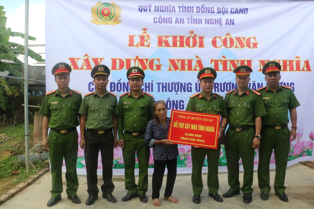 Công an huyện Tân Kỳ, Đảng ủy - UBND xã Nghĩa Đồng trao tặng 20 triệu đồng để hỗ trợ thêm chi phí cho gia đình Thượng úy Trương Văn Dương xây dựng được ngôi nhà mới khang trang hơn