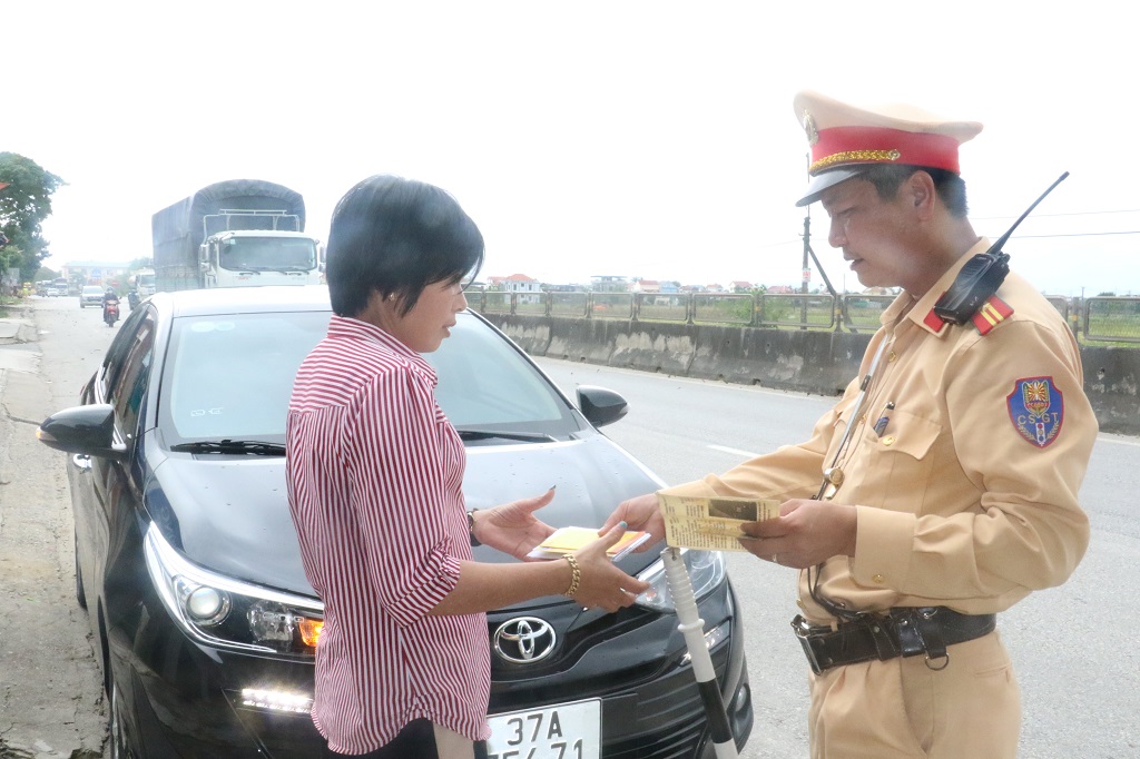 Các lực lượng tiến hành kiểm tra người điều khiển phương tiện trên những tuyến đường trọng điểm