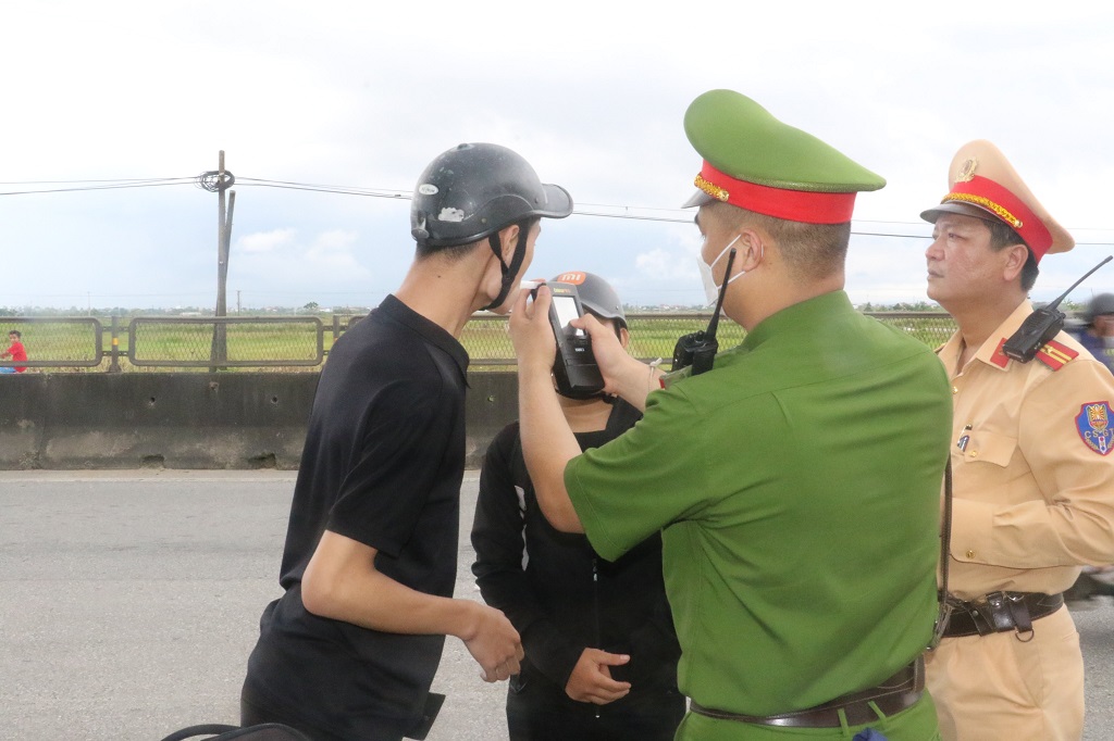 Tiến hành kiểm tra nồng độ cồn đối với người điều khiển xe mô tô