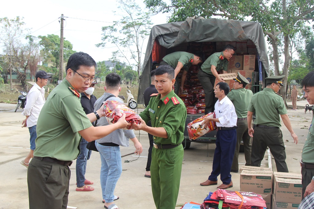 Đoàn thiện nguyện đến với người dân xã Châu Nhân, huyện Hưng Nguyên