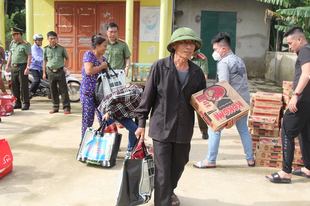 Niềm vui của người dân xã Châu Nhân sau khi nhận được những phần quà từ đoàn thiện nguyện