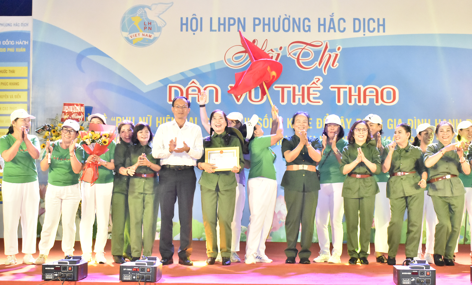 Ông Phan Minh Hợp, Bí thư Đảng ủy phường Hắc Dịch trao giải nhất Hội thi cho khu phố 5 với tiết mục dân vũ 