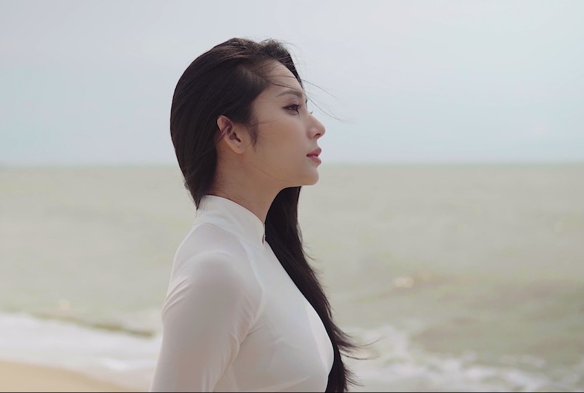 Thí sinh Lâm Thu Hồng giới thiệu cảnh biển quê hương Bà Rịa - Vũng Tàu đến cuộc thi The Miss Globe 2022.