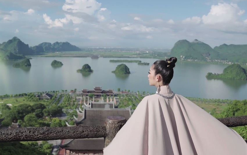 Người đẹp thực hiện video giới thiệu cảnh đẹp của Việt Nam từ Bắc vào Nam.