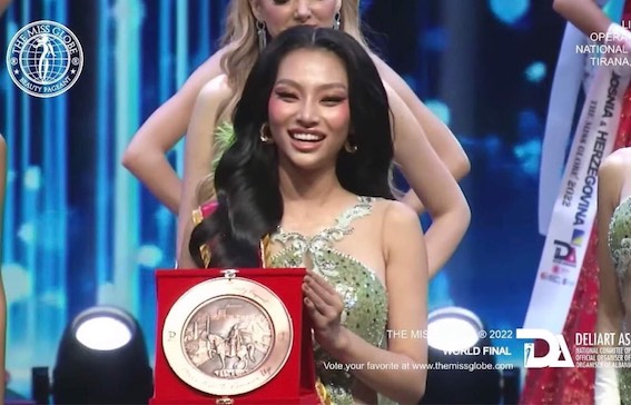 Giây phút hạnh phúc của người đẹp Lâm Thu Hồng đoạt giải Á hậu 4 của The Miss Globe 2022.