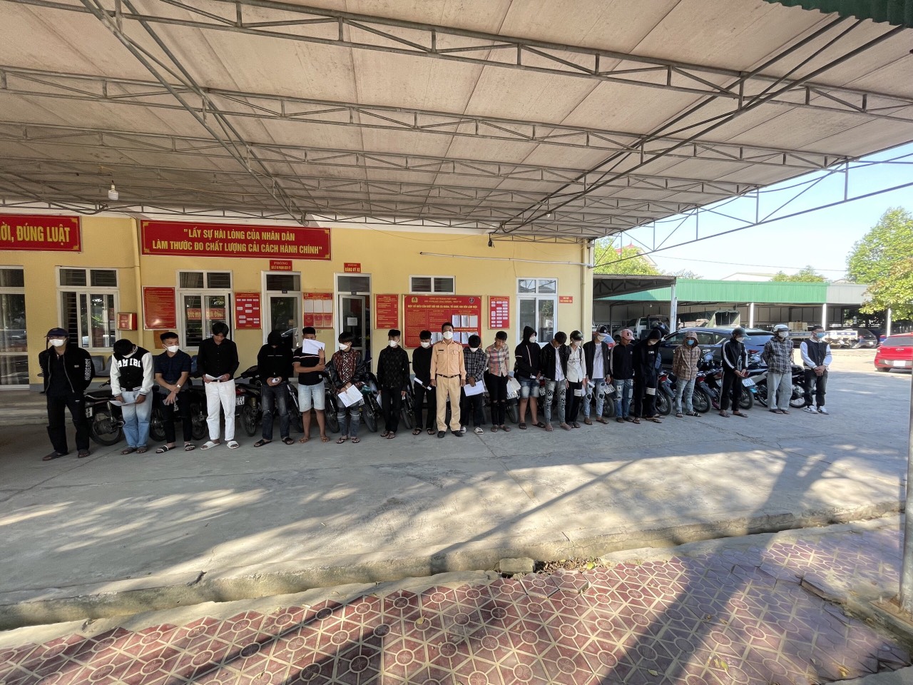 Nhóm các đối tượng và phương tiện lạng lách, đánh võng bị tạm giữ tại cơ quan Công an