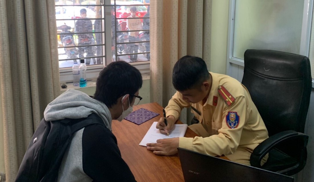 Cơ quan Công an làm việc với một đối tượng trong nhóm đối tượng chạy xe mô tô lạng lách đánh võng gây mất an ninh trật tự