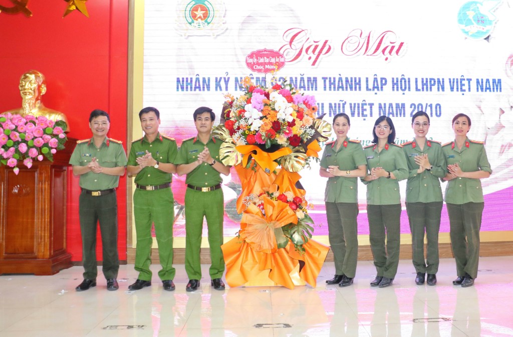 Ban Thường vụ Đảng ủy, Lãnh đạo Công an tỉnh tặng hoa chúc mừng Hội Phụ nữ Công an Nghệ An