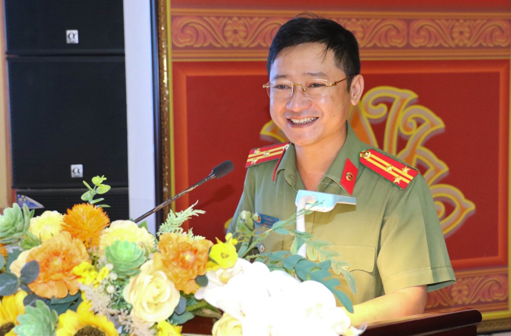 Trong không khí thân mật, vui tươi, đồng chí Thượng tá Trần Ngọc Tuấn, Phó Giám đốc Công an tỉnh ghi nhận, biểu dương những thành tích tiêu biểu, xuất sắc mà phụ nữ Công an Nghệ An đã đạt được trong thời gian qua
