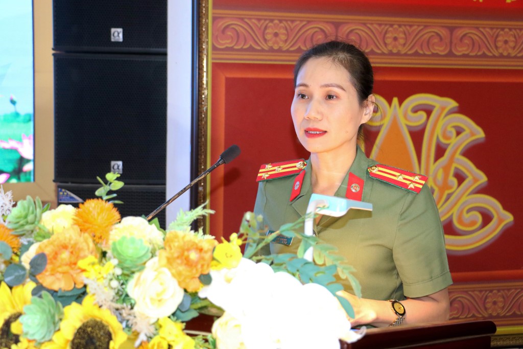 Chủ tịch Hội Phụ nữ Công an tỉnh phát biểu tại chương trình gặp mặt
