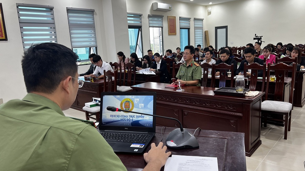 Cán bộ Phòng Xuất nhập cảnh giới thiệu về dịch vụ công trực tuyến cấp hộ chiếu phổ thông ở mức độ 4