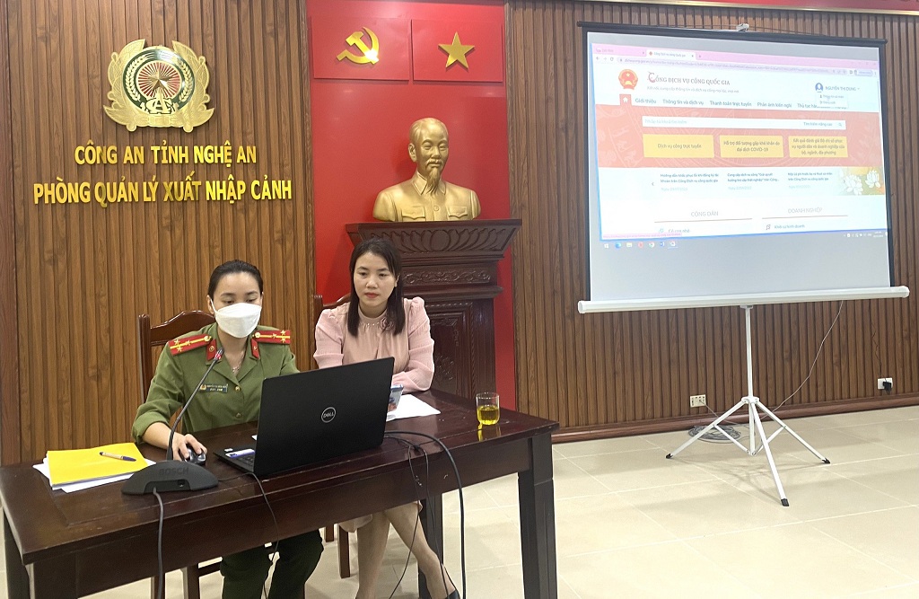 Cán bộ Phòng Xuất nhập cảnh hướng dẫn cho đại diện doanh nghiệp các thao tác để hoàn thiện hồ sơ