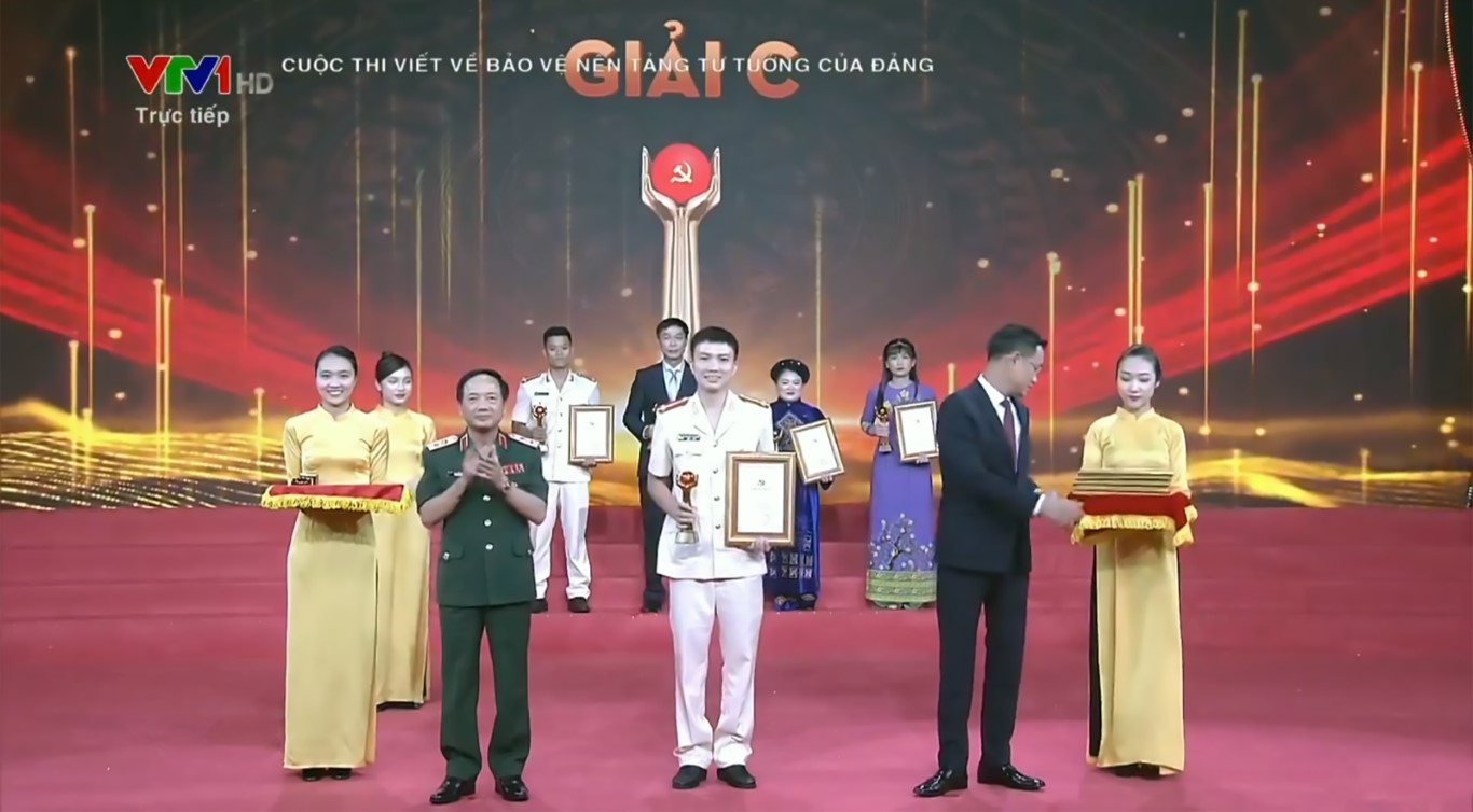 Ban tổ chức trao giải C cho Thượng uý Nguyễn Văn Thực, cán bộ Công an TP Vinh với tác phẩm  Nhận diện phê phán các thông tin xấu độc, các luận điệu sai trái, xuyên tạc về tình hình biển đảo hiện nay
