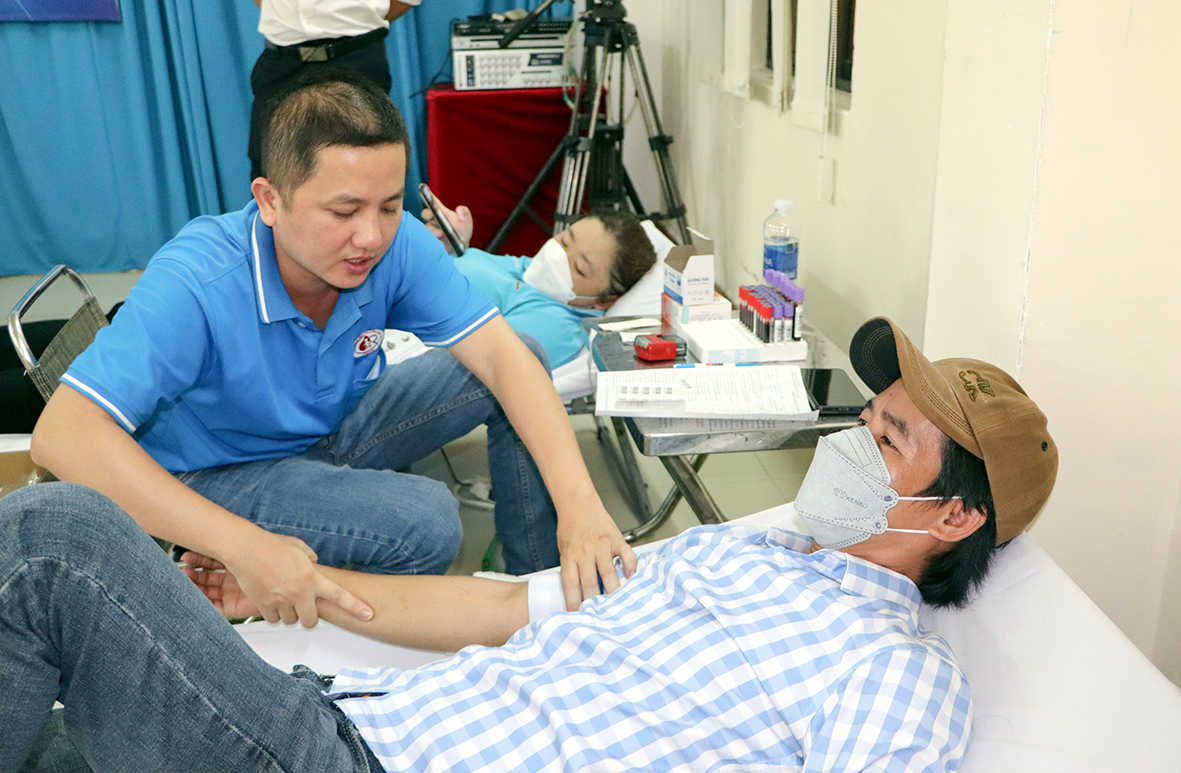 Nhân viên y tế kiểm tra sức khoẻ của người hiến máu trước khi lấy.
