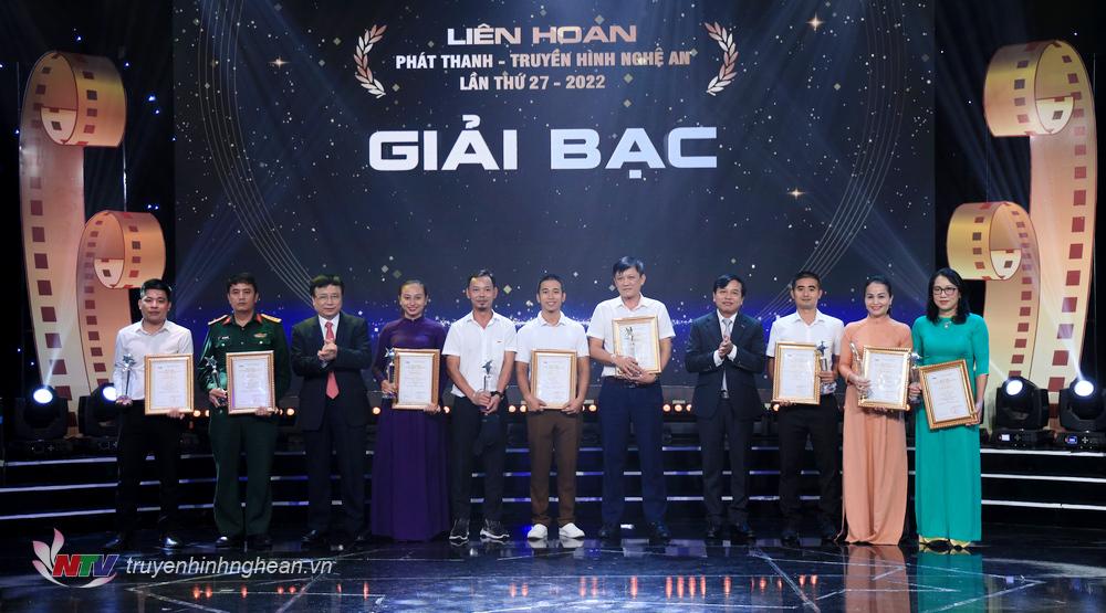 Trao giải Bạc cho các tác giả, nhóm tác giả thuộc loại hình truyền hình -Ảnh: Truyền hình Nghệ An 