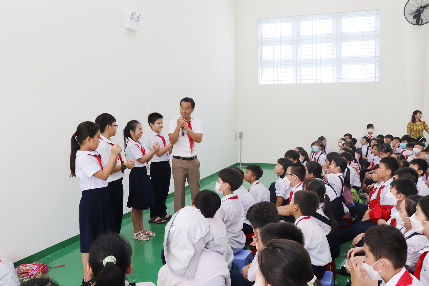 Các em học sinh được hướng dẫn xử lý tình huống khi bị bắt, trói.
