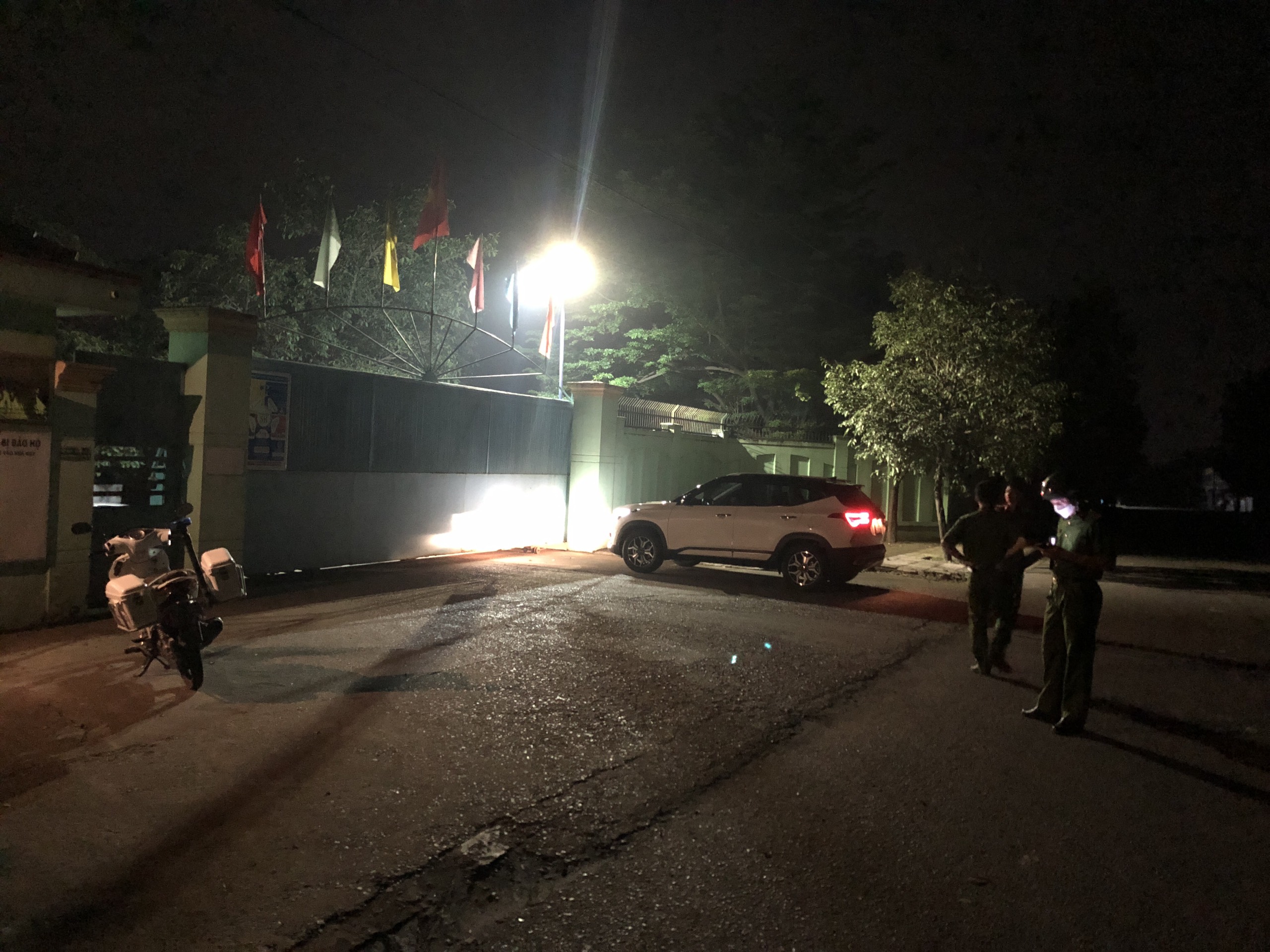 Công an thị xã Phú Mỹ có mặt tại Khu XLCT Tóc Tiên ngay sau khi nhận được phản ánh vào tối 25/10