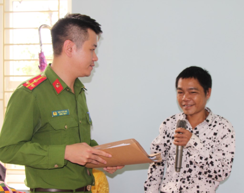 Nhiều câu hỏi liên quan tới vũ khí, vật liệu nổ, công cụ hỗ trợ được người dân trực tiếp hỏi cán bộ tuyên truyền