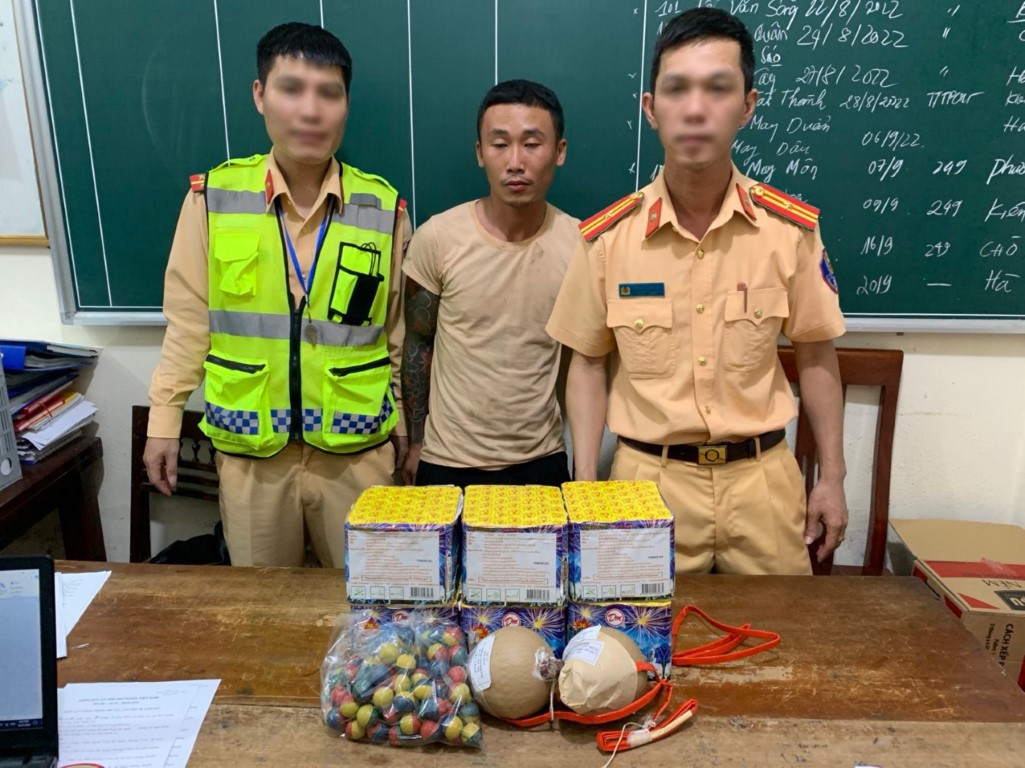 Đối tượng Nguyễn Văn Ân và tang vật tại cơ quan Công an