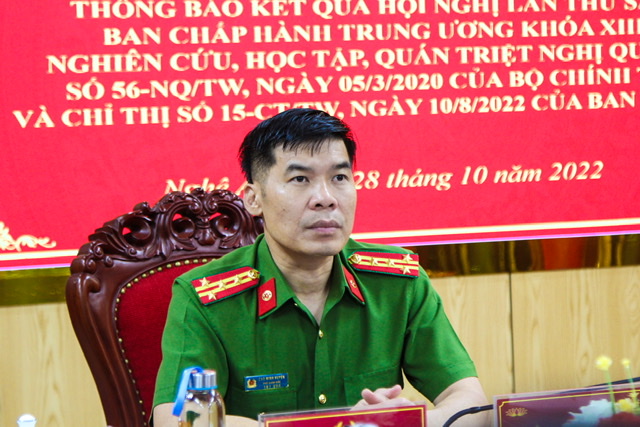 Đồng chí Đại tá Cao Minh Huyền, Phó Giám đốc Công an tỉnh chủ trì điểm cầu Công an tỉnh