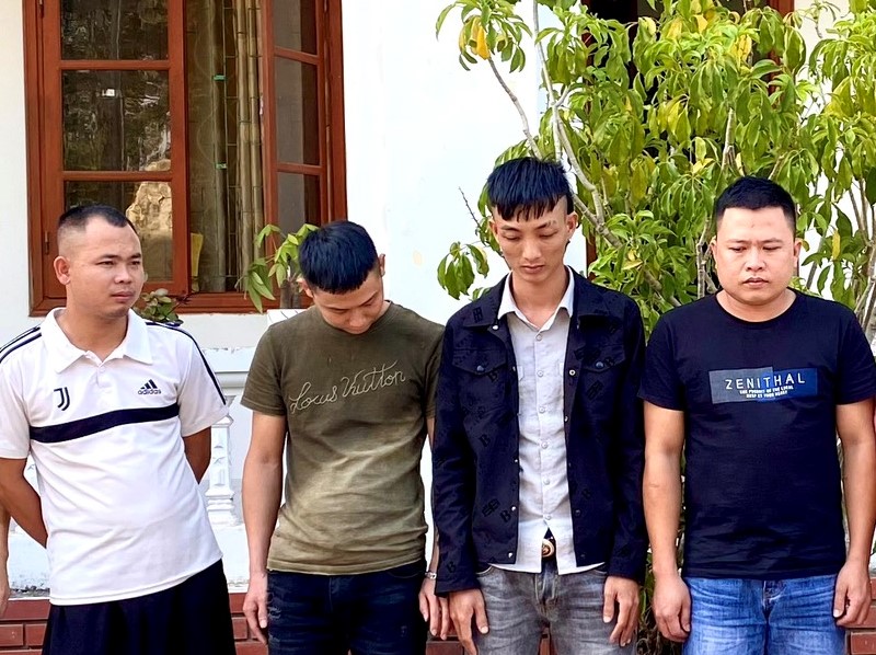 Nhóm đối tượng đang bị tạm giữ tại Công an huyện Tân Kỳ  