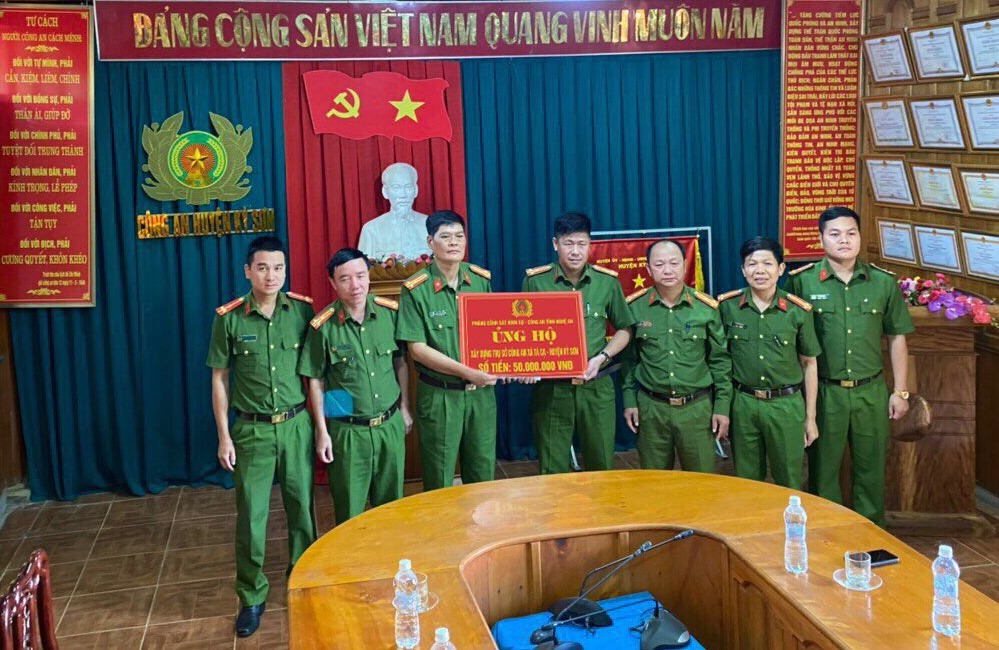 Phòng Cảnh sát hình sự trao số tiền 50.000.000 đồng tặng Công an xã Tà Cạ, huyện Kỳ Sơn để hỗ trợ xây dựng lại trụ sở Công an xã sau khi bị trận lũ quét vùi lấp