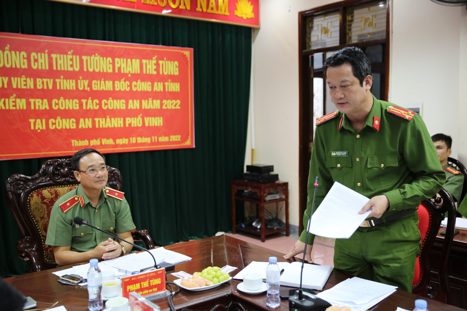Đồng chí Thượng tá Nguyễn Đức Cường - Trưởng Công an thành phố Vinh trân trọng cảm ơn đồng chí Giám đốc và đoàn công tác đã dành nhiều thời gian để kiểm tra, hướng dẫn, chỉ đạo các mặt công tác của Công an thành phố