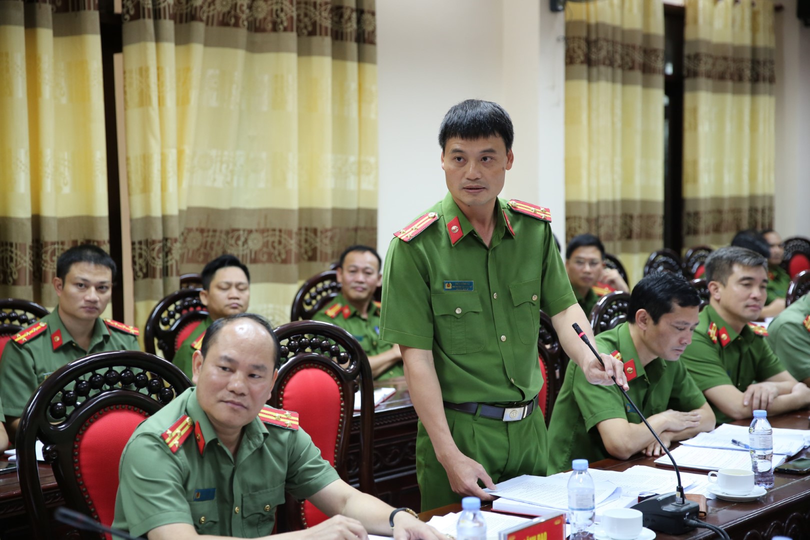 Đại diện Công an thành phố Vinh báo cáo một số khó khăn trong quá trình triển khai công tác
