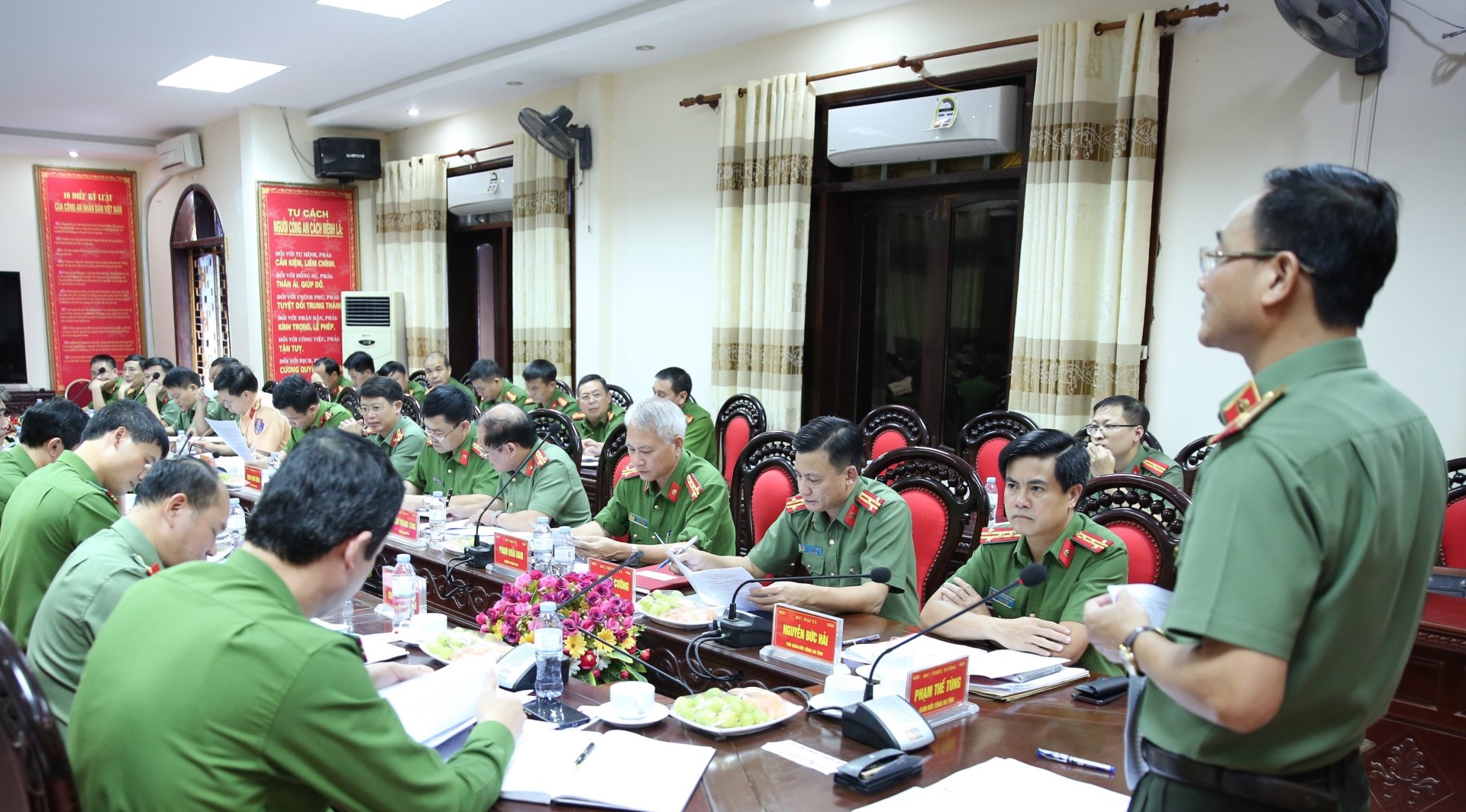 …và chỉ đạo mỗi cán bộ, chiến sỹ Công an thành phố cần nỗ lực hơn, cố gắng hơn, bền bỉ hơn để hoàn thành nhiệm vụ trong thời gian tới