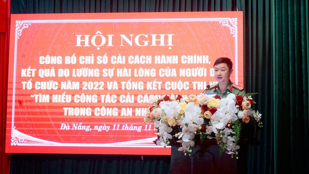 Đồng chí Thượng tá Trần Ngọc Tuấn - Phó Giám đốc Công an tỉnh Nghệ An trình bày tham luận tại Hội nghị