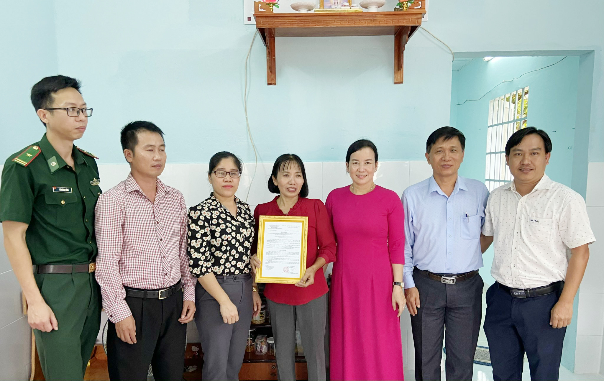 Đại diện phường Tân Phước trao Quyết định cấp Nhà đại đoàn kết đến bà Phượng.