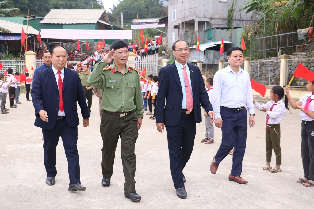 Đồng chí Trương Thiết Hùng, Phó Chủ tịch MTTQ tỉnh Nghệ An và đồng chí Đại tá Lê Văn Thái, Phó Giám đốc Công an tỉnh về với Nhân dân bản Tiền Tiêu, xã Nậm Cắn, huyện Kỳ Sơn, tỉnhNghệ An