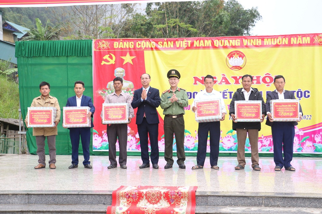 . Trao 06 suất quà của Giám đốc Công an tỉnh cho 06 bản của xã Tiền Tiêu